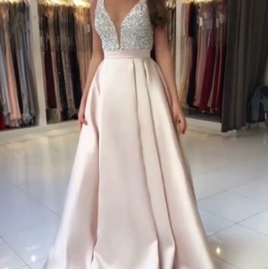 Sagolik balklänning strl S-M - Balklänning i siden med glitter överdel. Strl 38, men jag själv har egentligen 36. Aldrig använd av mig pga pandemin och inställd bal, men köpt begagnad av en tjej som använt den under 1 tillfälle i 3 h. Fint skick! Lite sliten längst ned då den är lång, men går enkelt att sy upp (vilket var min plan). Därmed sänkt pris. Köpt från Dressroom Göteborg. Vet ej nypris men ca 6000:- 