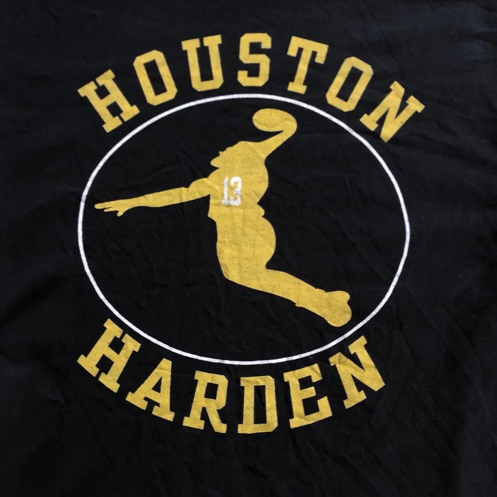 En fin svart vintage T-shirt med tryck som refererar till den amerikanska basketspelaren James Harden. Tröjan är vintage men i fint skick, inga flaws. Den är tryckt på en gildan tshirt med fin passform. Passar XL, möjligen en aning mindre. Kan mötas i Stockholm annars betalar köparen frakt.. T-shirts.