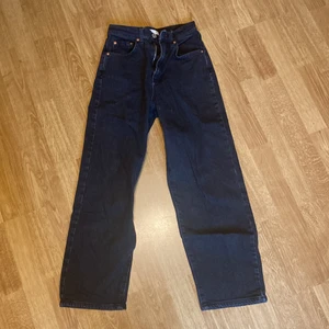 Jeans - Säljer mina svarta Gina Tricot jeans i strl 32. Sitter perfekt och är väldigt fina. Svårt att säga hur de sitter på andra men på mig sitter de bra för är väldigt smal om min midja
