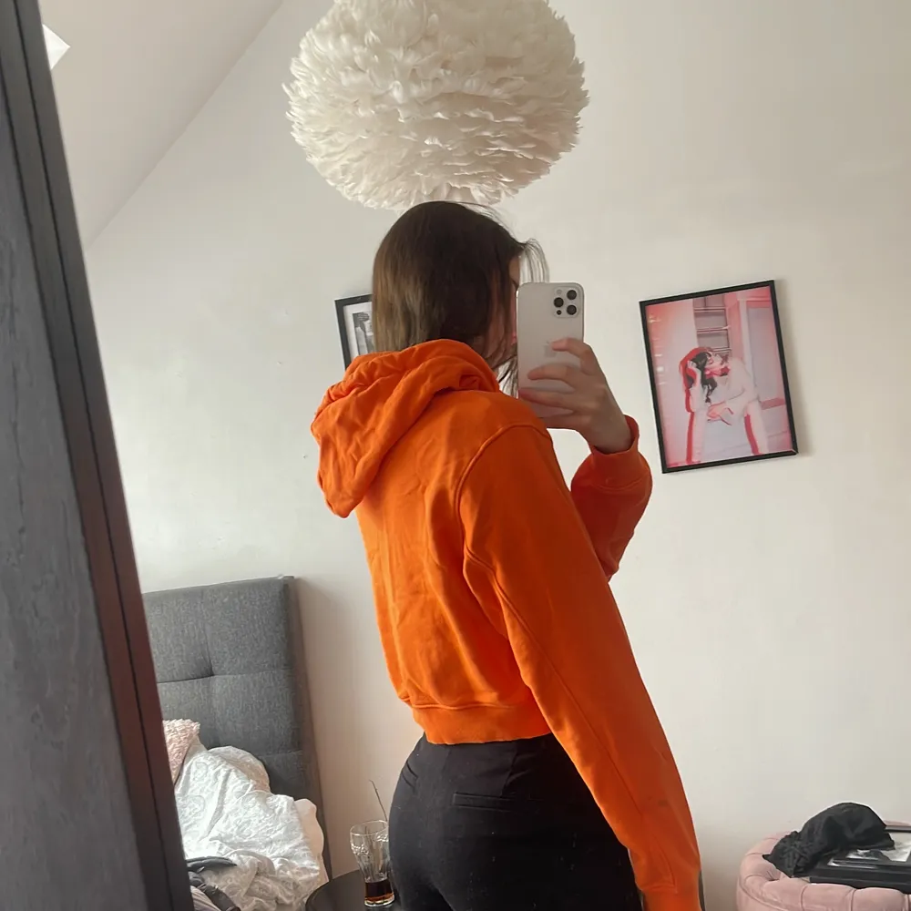 Orange croppad hoodie från weekday, nypris 299💕nyskick. Hoodies.