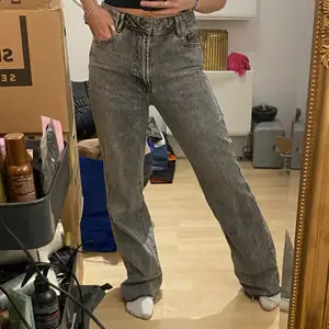 Säljer dessa gråa jeans från Zara i storlek 38 då dem tyvärr är för långa för mig, jag är 168cm! Säljer dem för 200kr!