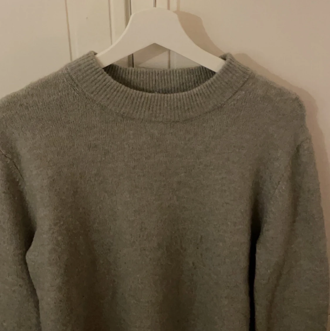 Grå tjock tröja