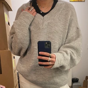 Grå stickad tröja strl. M! - Säljer denna gråa stickade V-ringade tröja från GinaTricot i storlek M för 70kr!