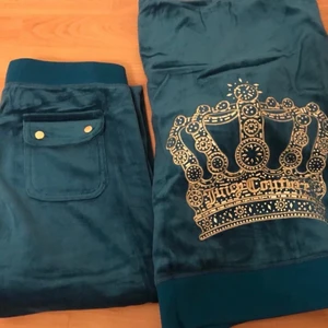 Juicy dress grön  - En super snygg juicy dress i en mörkgrön färg storlek xs i byxan och s i koftan aldrig använd då jag inte gillar utstickande färger pris kan diskuteras för mer bilder och info skriv privat säljs för 1300kr