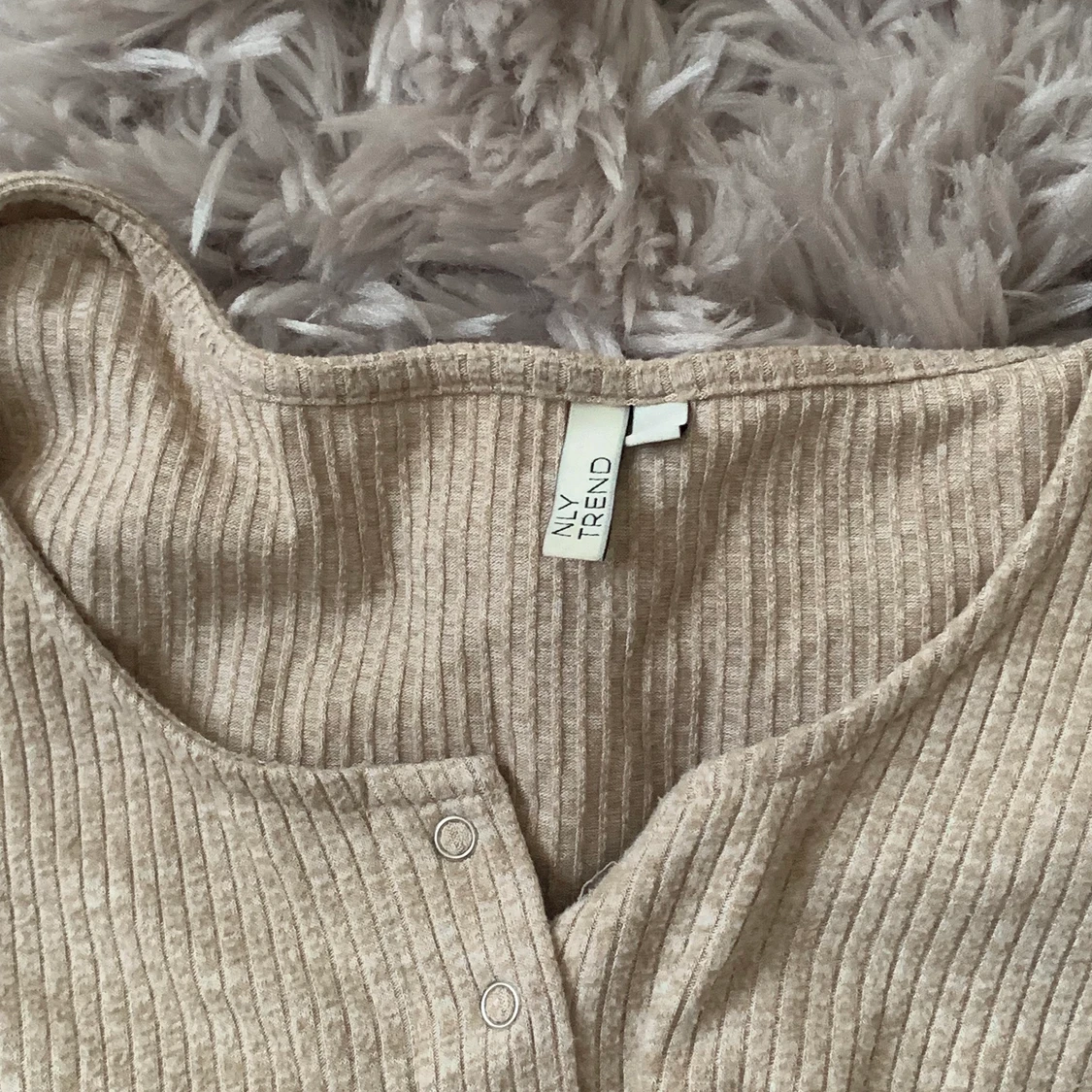 Beige tröja med knappar - 91