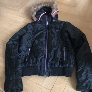 Crw sports jacka st xs - Väldigt varm och bekväm stalljacka i bra skick!