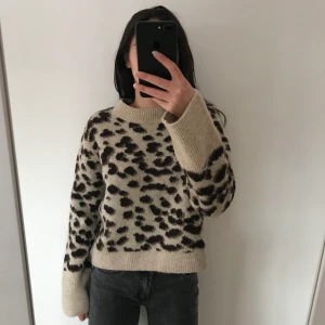 Stickad tröja 🤎🐆⚡️ - Köpare står för frakt 