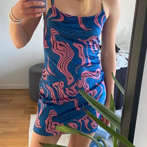 Klänning - Säljer denna figursydda klänning i coolt mönster från HM. Såå snygg men råkade beställa hem 2 olika storlekar så säljer denna i XS.