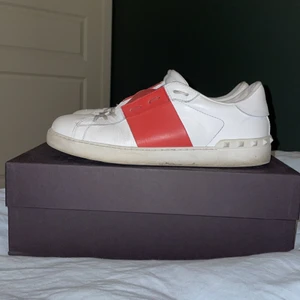 Valentino garavani  - Säljer mina valentino garavani som är i bra skick. Låda och dustbags kommer med. De är bara o fråga om du är intresserad eller vill ha fler bilder!