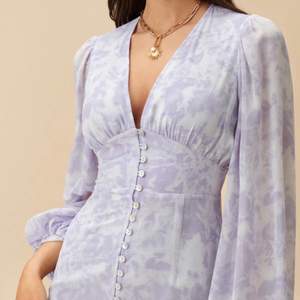 Säljer denna klänning från adoore i ljus lila batik färg! Använd endast 2 gånger. Som ny! Storleken är 38 men kan även passa en 36 på grund av att den är tajt i midjan 🌷💕 (OBS! Skulle även kunna tänka mig att byta mot Positano dress - white i strl 38-40) 🌼 Startpris 1000 SEK - meddela mig för bud! 