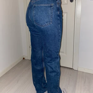 Jeans från weekday  - Jeans från weekday i modellen voyage💜 jättefina jeans men är för stora för mig nu tyvärr därför kommer dom inte till användning. Använd bara några gånger💜 kom privat angående frågor! Pris kan diskuteras💜 jag är 167!