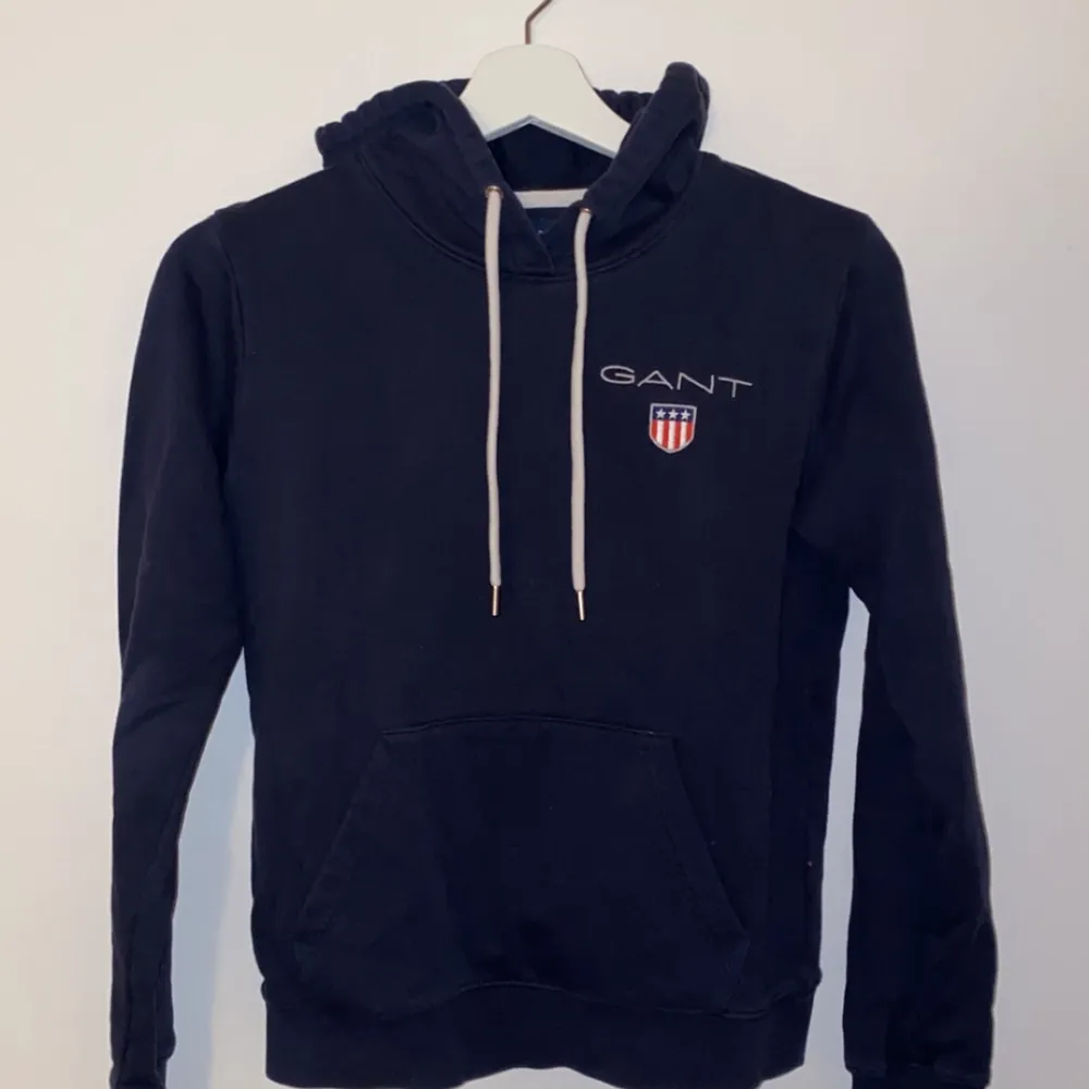 Säljer min knappt använda Gant hoodie, bara legat i garderoben. Den är mörkblå och är storlek XS. Köpt på Zalando. Hoodies.