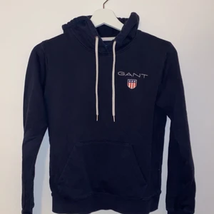 Gant hoodie - Säljer min knappt använda Gant hoodie, bara legat i garderoben. Den är mörkblå och är storlek XS. Köpt på Zalando