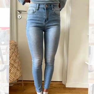 Ljusblå jeans  - Säljer mina Nina Carter jeans, dom är otroligt sköna och snygg passform. Stretchiga. Passar s-m, jag är 169 cm lång❤️