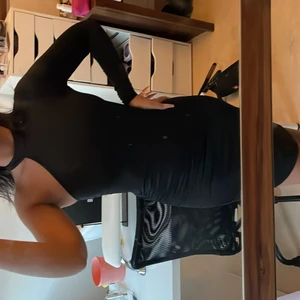 Svart klänning  - Svart klänning med en arm och chocker, använd en gång i några timmar