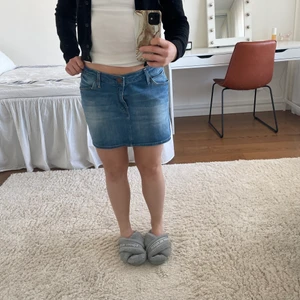 Lee mini skirt - Jättesnygg kjol från Lee. Säljer eftersom den är för stor för mig. Går att ha vanligt men även som lågmidjad😍 Strl W29. 