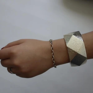 Silver armband  - Silver armband i metall som går att öppna genom en klick klack på sidan 