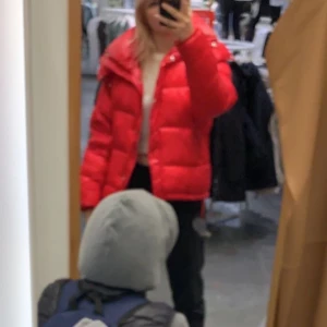 Pufferjacket från bikbok stl XS - Röd jacka från bikbok som inte säljs längre, storlek XS men den är ganska stor på (jag är 165cm). Använd ett par gånger förut men i bra skick och inga konstigheter! Säljer pga använder inte längre.