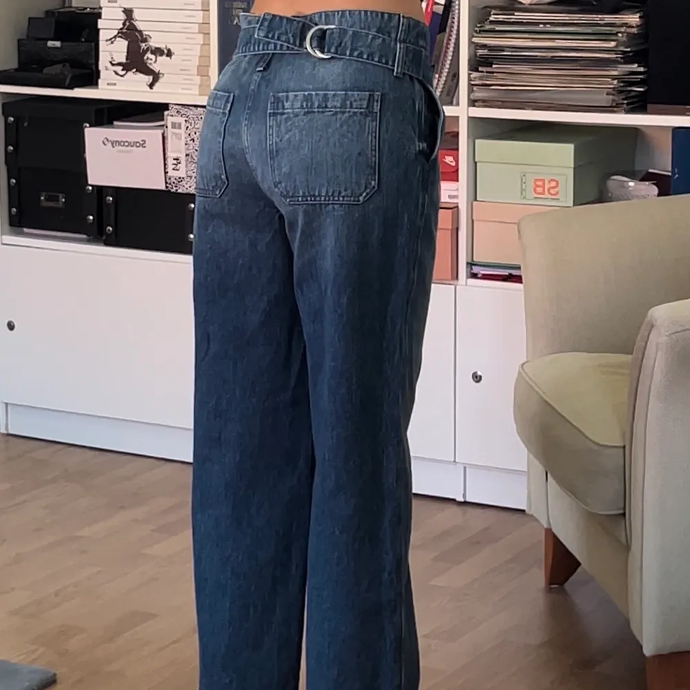 Ett par lågmidjade, justerbara jeans i perfekt skick. Tack vare att de är justerbara i midjan (se andra bilden) passar de även dig som är lite mindre och du behöver inte vara rädd för att de ska åka ner (som med många andra lågmidjade jeans). De har en ficka på vänster ben vilket gör att de får en unik stil. Otroligt snygga och sköna jeans som går att styla med allt från tjocktröjor till blusar/ toppar. De är också one of a kind och märket är unknown. . Jeans & Byxor.