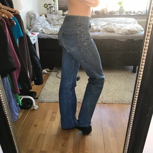 Levis jeans  - Säljer dessa mörkblå vintage Levis jeans! De är i en rak modell.  Jag är 172 och har 82 cm i midjemått 🦋🦋