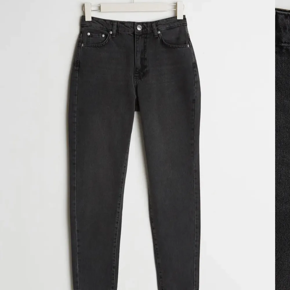 Säljer mina Dagny mom jeans ifrån Gina i storlek 34. Tyvärr har dem blivit för korta för mig och används därför inte mer. Hyfsat använda men fin fint skick💕. Jeans & Byxor.