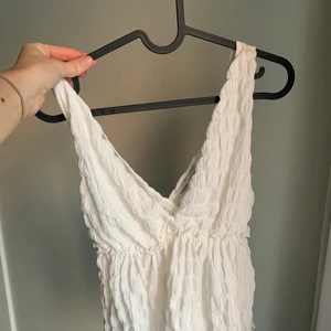 Sommartopp  - Vit sommartopp från pull&bear köpt förra året, aldrig använd bara testad. Bjuder på frakten! 