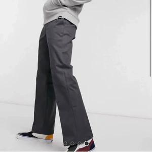 Dickies byxor  - Säljer ett par oanvända dickies byxor med prislappar kvar. De är i storlek 34x34 och i ny skick💗frakten tillkommer. 