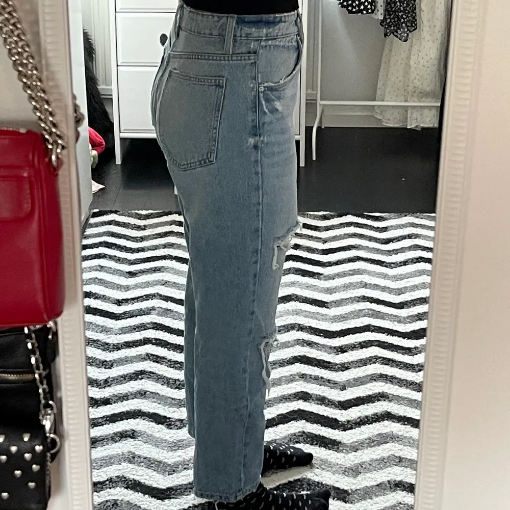 Zara jeans med hål och slitningar. I storlek 38 och cropped på mig som är 167cm så normallängd på någon är som va 160cm.. Jeans & Byxor.
