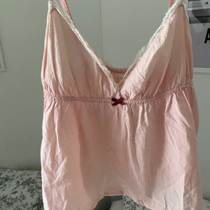 Odd Molly linne💗 - Säljer mitt fina Odd Molly linne💗 går inte att få tag på längre. Köpte för ca 400kr, buda från 175kr💗 storlek 2 som motsvarar typ s/m men passar fler storlekar då den är stretchig och banden kan justeras🤩 bra skick!