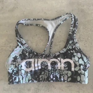 Aim’n sport bh - Sport bh från aim’n i storlek xs. Fint men begagnat skick. Vadderad kupa. 