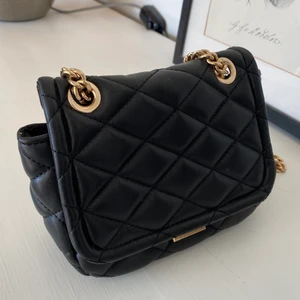 Väska - Säljer min väska från mango!! Använd ett par fåtal gånger. Skriv privat för fler bilder ❣️❣️