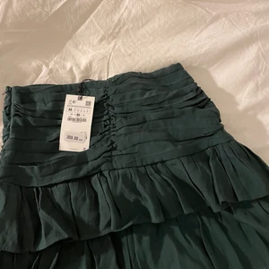 Zara kjol - Jätte fin somrig kjol som tyvärr inte passade mig. Färgen är mörkgrön och passar S-M.
