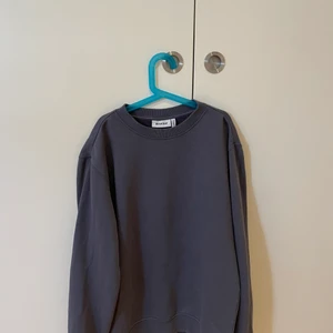 Weekday sweatshirt  - Mörkgrå weekday sweatshirt i storlek XS (man)!! Passar mig som vanligtvis är storlek S/M i damstorlek🥰🥰 Inte använd mer än 5 gånger och skicka för bilder/frågor💗