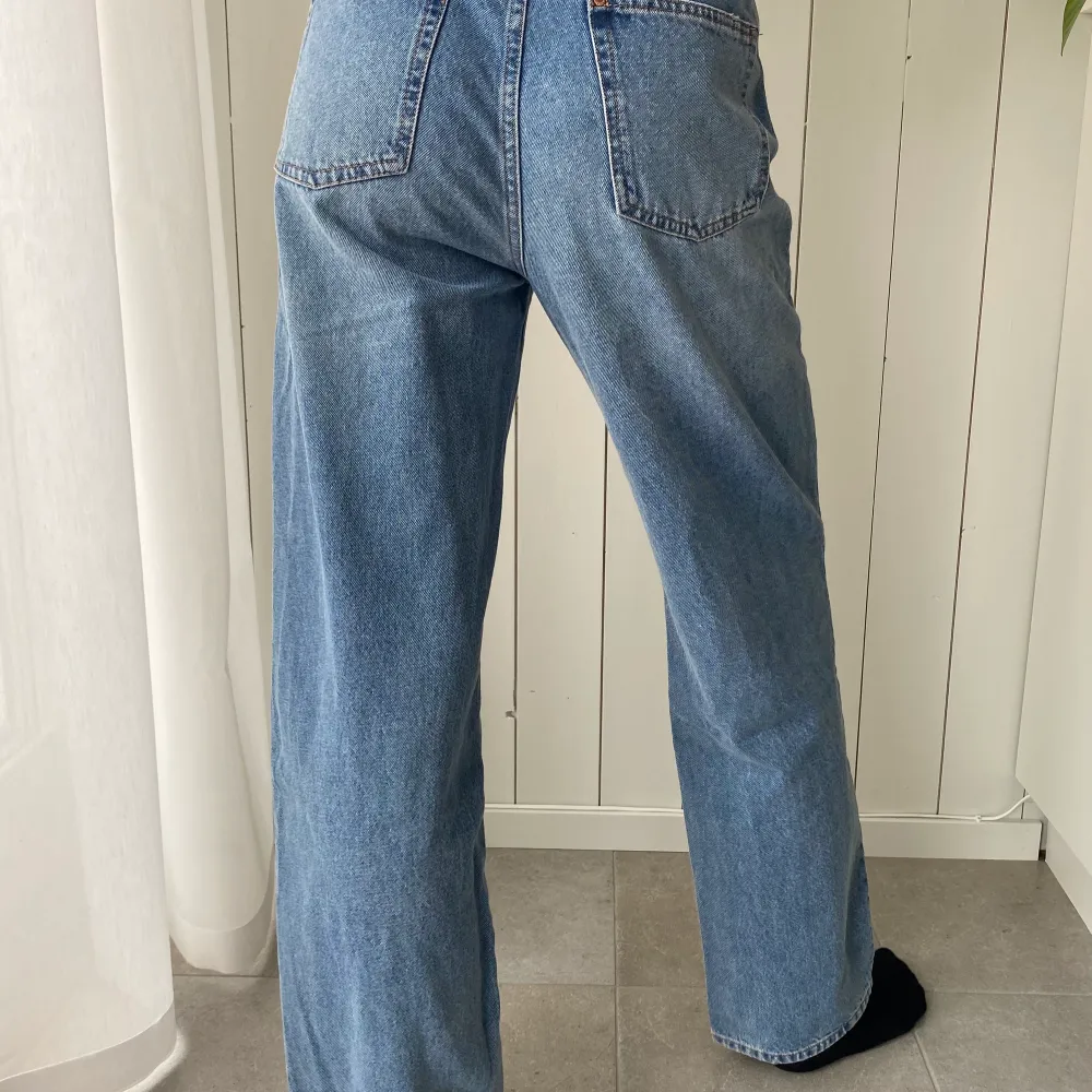 Från: H&M Storlek: 38 (personen på bilden är 171 cm)   Köparen står för frakten  . Jeans & Byxor.