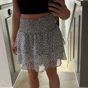 Kjol - Superfin kjol ifrån Chelsea💓 den är i nyskick då jag använt den fåtal gånger. Säljs för 150 +frakt