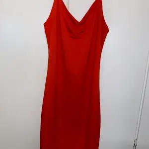 Jättefin röd kort klänning