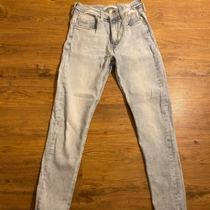 Calvin Klein, jeans strl 16 - Ljusa jeans från Calvin Klein, i gott skick. Strl 16 i herrstorlek. 