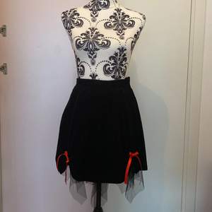 Jättefin kjol med fina röda rosetter ock toulle detaljer! Säljer för att det passar inte min stil!