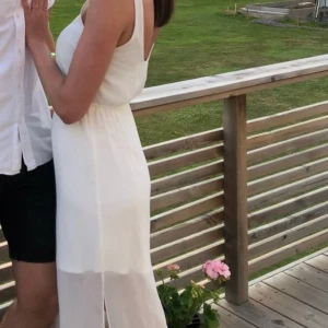 Maxiklänning i meshtyg från Gina - Vit maxiklänning i mesh från gina, fin till student/midsommar 🌸