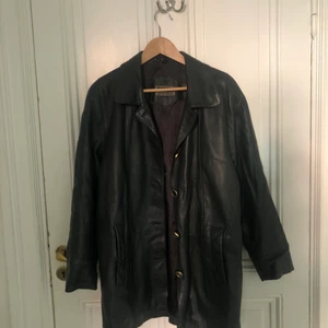 mörkgrön läderjacka - super skön och bekväm läderjacka i extremt snygg och mörk grön färg. köpt från humana men kom aldrig till användning. 