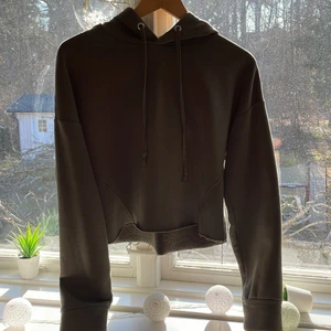 Militärgrön hoodie  - Militärgrön hoodie från lager 157☺️ Bra skick och skönt material. Kostar 110+frakt