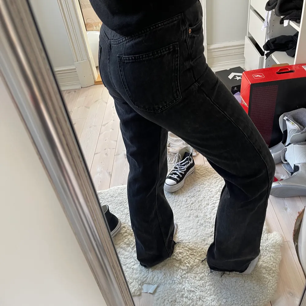 Långa svarta raka jeans från zara passar mig som e 1.68cm . Jeans & Byxor.