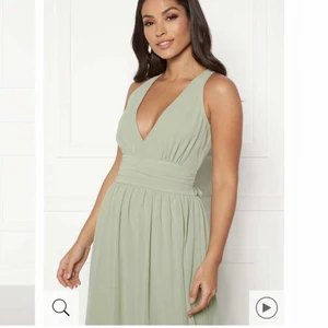 långklänning  - Superfin långklänning i en snygg grön färg! Helt oanvänd då balen blev inställd. Knyte runt midjan så en roset kan göras vid ryggen. Färgen på mina egna bilder är inte rikigt rättvist, så skulle färgen är mer som den första bilden☺️