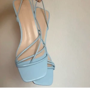 Klackskor - Klackskor i en fin blå färg som är perfekt nu till sommaren🌸 komer inte till användning längre! Använda men skicket är okej. Hör av er för bilder hur dom sitter på🥰🌼