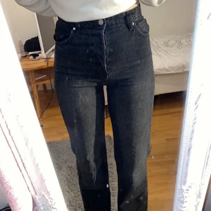 Jeans - Ett par grå svarta jeans från mango. Aldrig använda. I storlek 36. Köpta för 599 men Säljer för 150kr