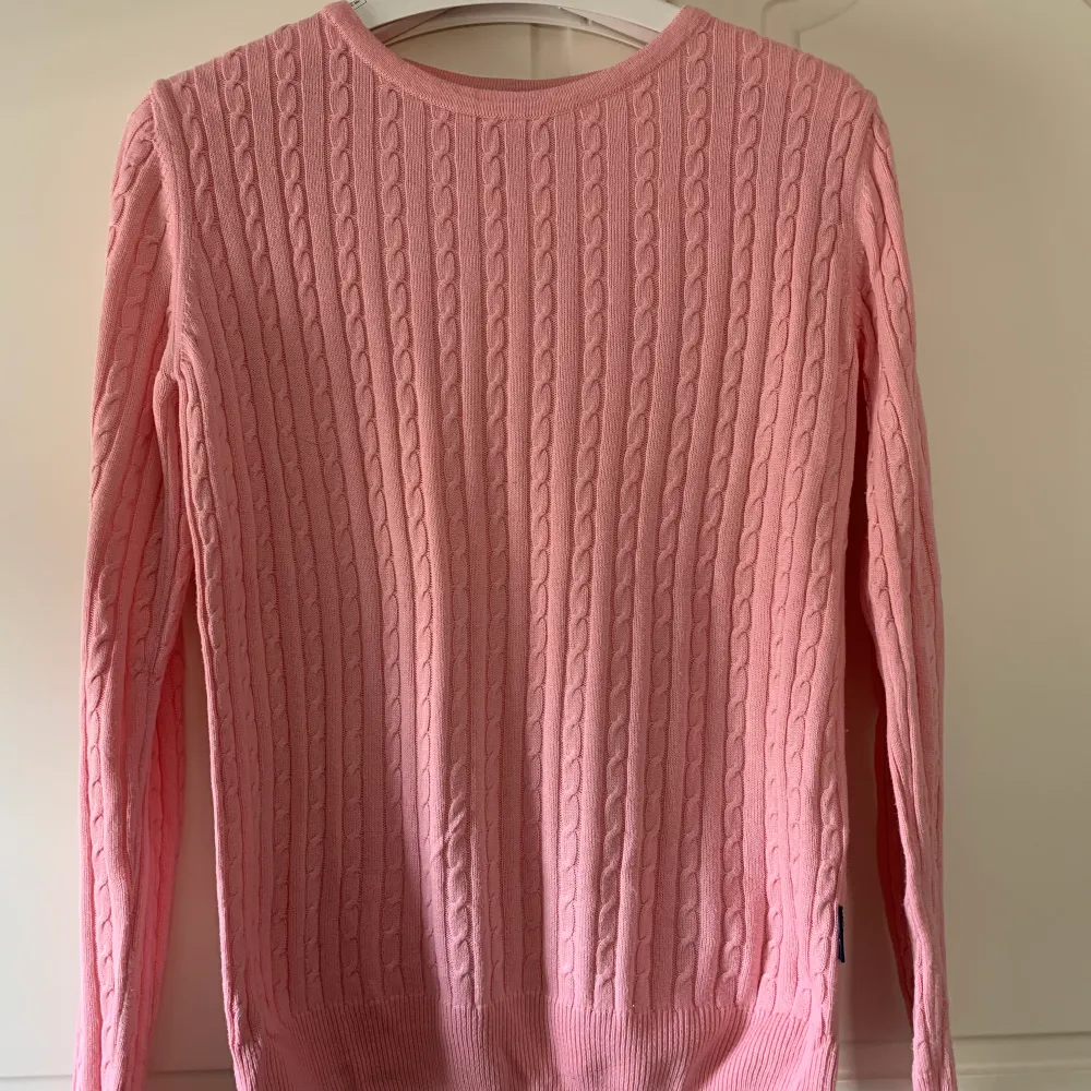 En tröja i en fin rosa färg. Använd några gånger. Är i väldigt bra skick. Väldigt mjukt material på tröjan. Vet ej var den är köpt (Key West, northern sportswear). 90kr + frakt . Tröjor & Koftor.
