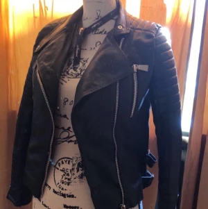 Skinnjacka - Skinnjacka från Chiquelle med massa fina presenter detaljer. Nyskick, aldrig använd endast testad. Nypris 700kr. 