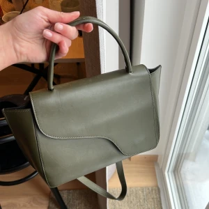 Atp - Grön väska - Väska ifrån ATP, finns ett fåtal tecken på användning. Färgen är i grön! Band finns med💚