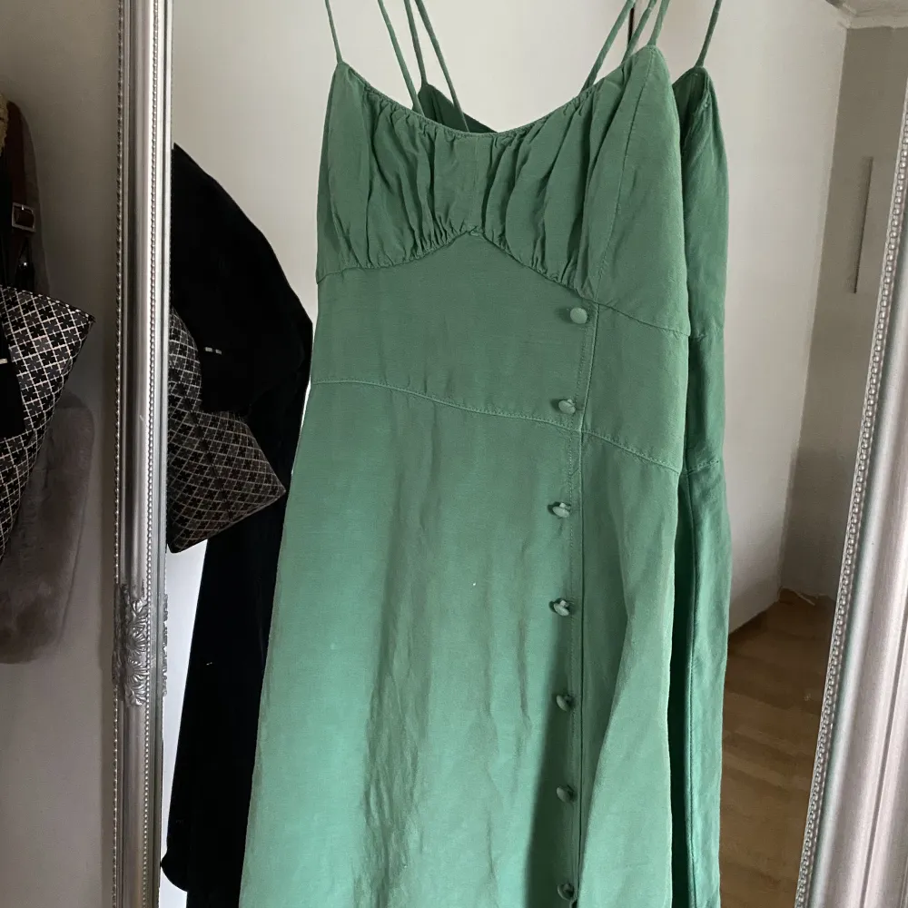 Grön kläning från zara med en slits, man knyter klänningen i ryggen och den har även en dragkedja bak🥰. Klänningar.