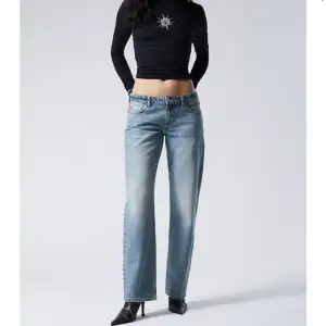 Säljer dessa jätte fina low waist jeansen från Weekday då dom är för korta för mig🥺Ny pris 590kr!!!! jätte fint skick❤️